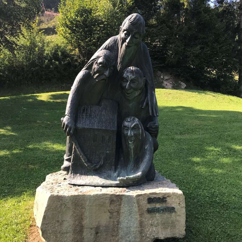 Bronzeskulptur "Die Berggeister" von Fidelis Bentele im Staufenpark in Oberstaufen