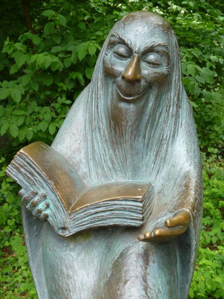 Skulptur "Der Märchenerzähler" im Märchengarten Ludwigsburg