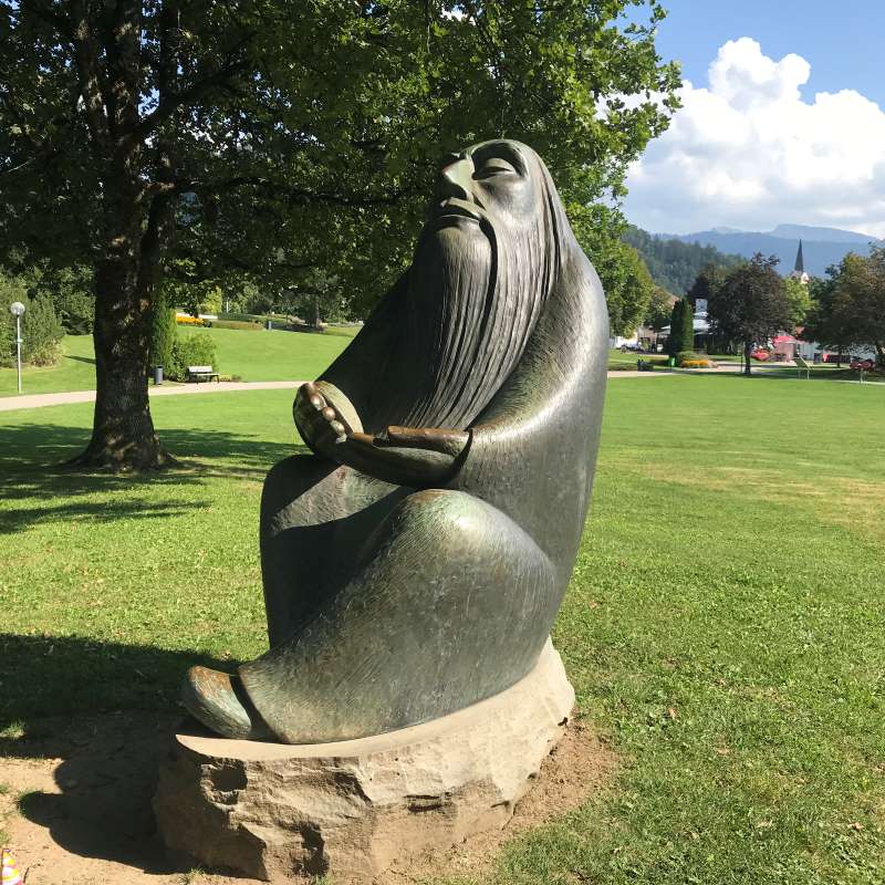 Bronzeskulptur "Der Seher" von Bentele | Bentele-Ücker im Staufenpark in Oberstaufen